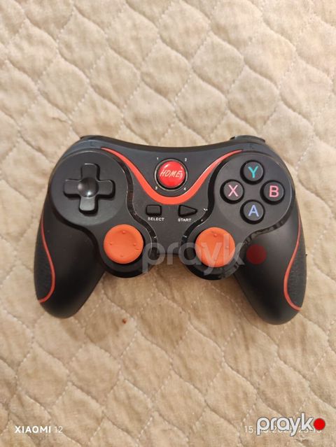 Oyun joystiki (gamepad) — qara-qırmızı