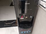 Toshiba su dispenseri – 3‑ü 1‑də funksionallıq - Üstə quraşdırılan — Məişət texnikası