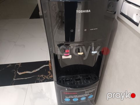 Toshiba su dispenseri – 3‑ü 1‑də funksionallıq - Üstə quraşdırılan