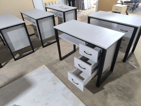 Masa – ofis/iş masası, 3 çekmecəli - Dizayn: minimal və müasir. Ağ — Ofis mebeli