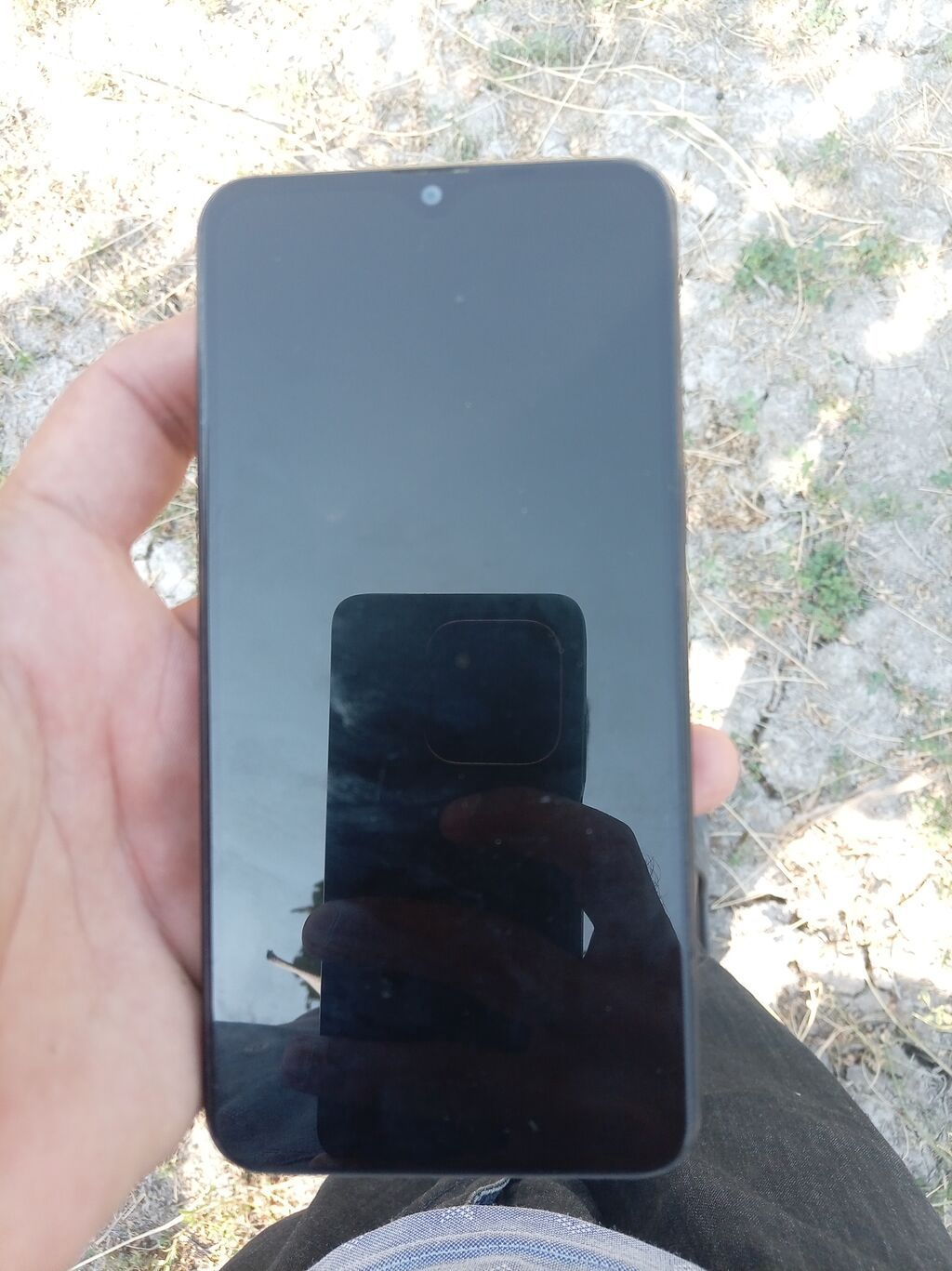 Smartfon – qara rəng - Ön hissə: tam ekran dizaynı, yuxarıda mərkəzdə