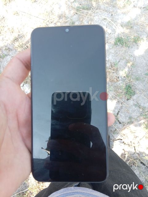 Smartfon – qara rəng - Ön hissə: tam ekran dizaynı, yuxarıda mərkəzdə
