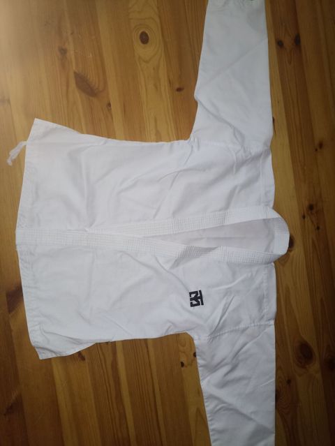 Ağ rəngli döyüş karate geyimi üst hissəsi (gi/kurtka). - Material