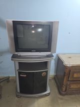 Samsung kineskop TV + SANYO TV stendi - Ekran: təxminən 21–24 düym — ТВ и видео