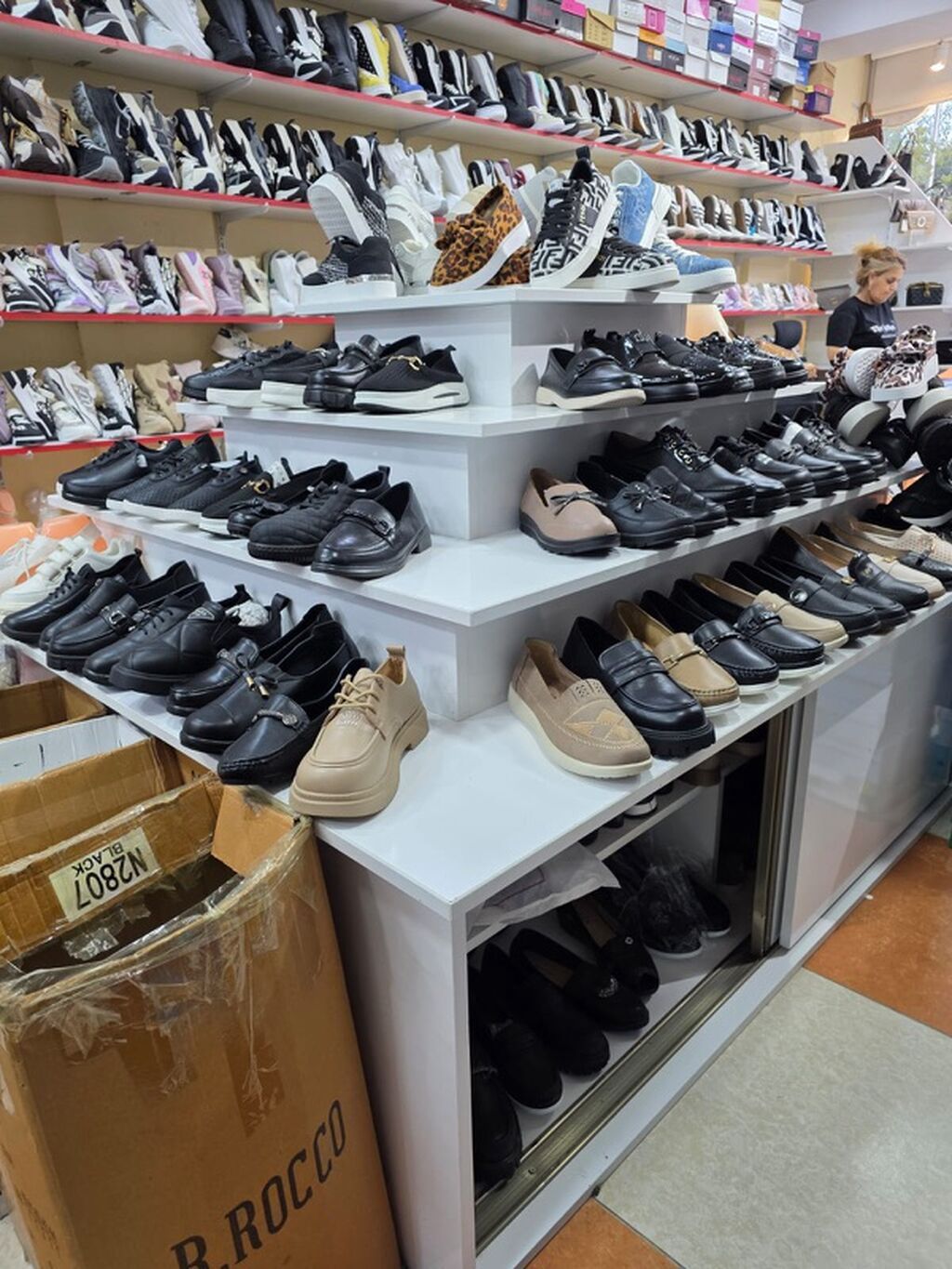 Ayaqqabı mağazası üçün vitrin və mağaza avadanlıqları Ideal