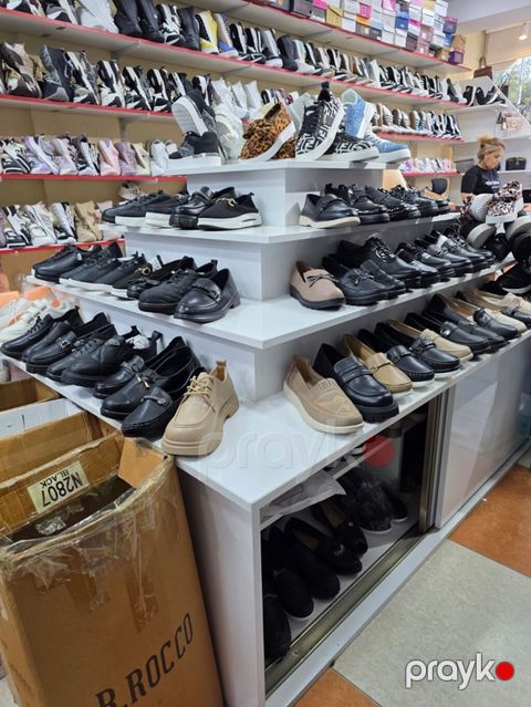Ayaqqabı mağazası üçün vitrin və mağaza avadanlıqları Ideal