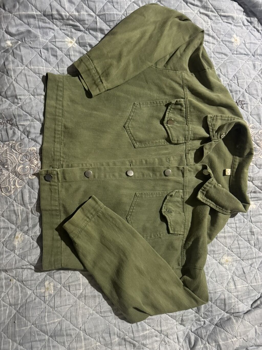 Xaki-yaşıl rəngdə qısa kəsim denim üslublu üst geyimi (cins jaket — Şəxsi əşyalar, Liman