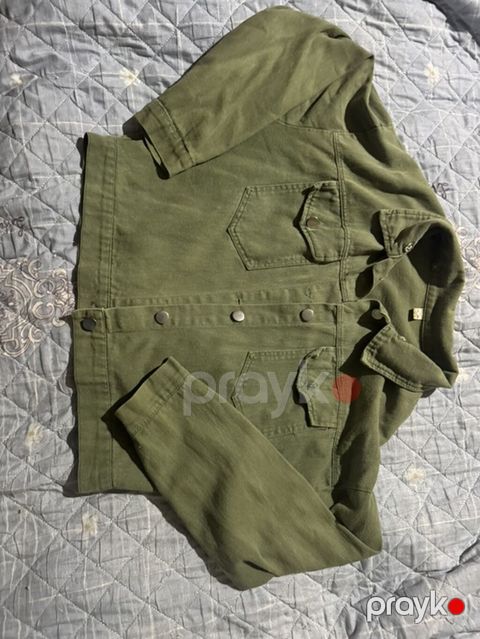 Xaki-yaşıl rəngdə qısa kəsim denim üslublu üst geyimi (cins jaket