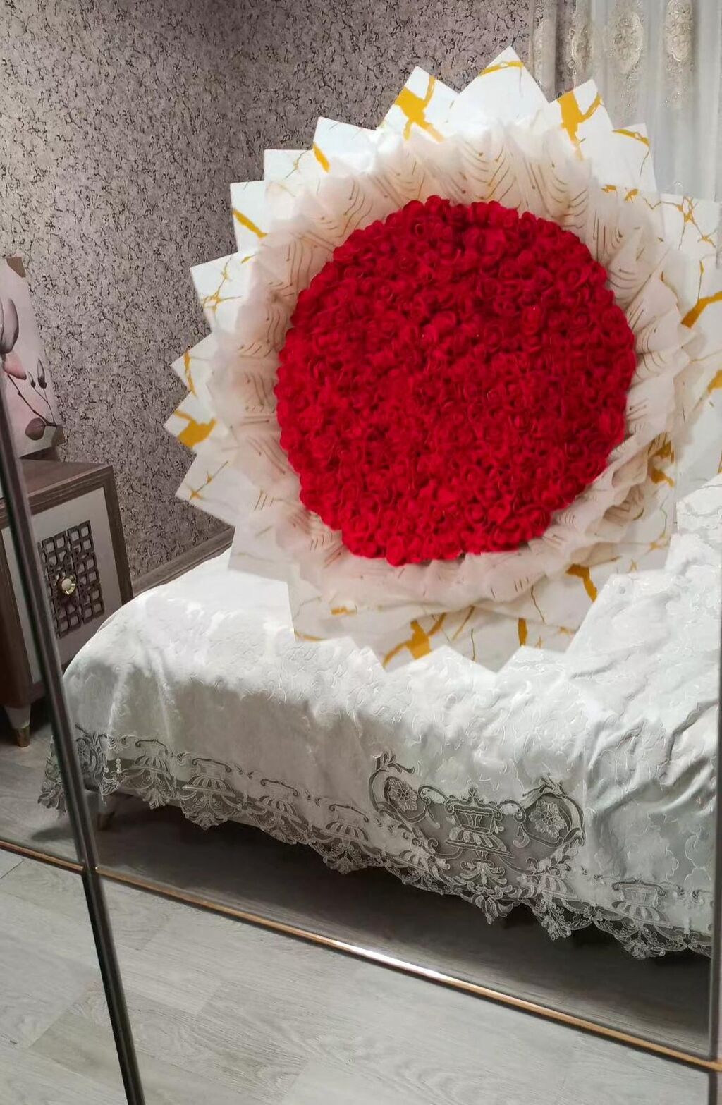 Böyük ölçülü qızıl detallı ağ kağızla bükülmüş qırmızı güllərdən — Bitkilər, Masazır (2)