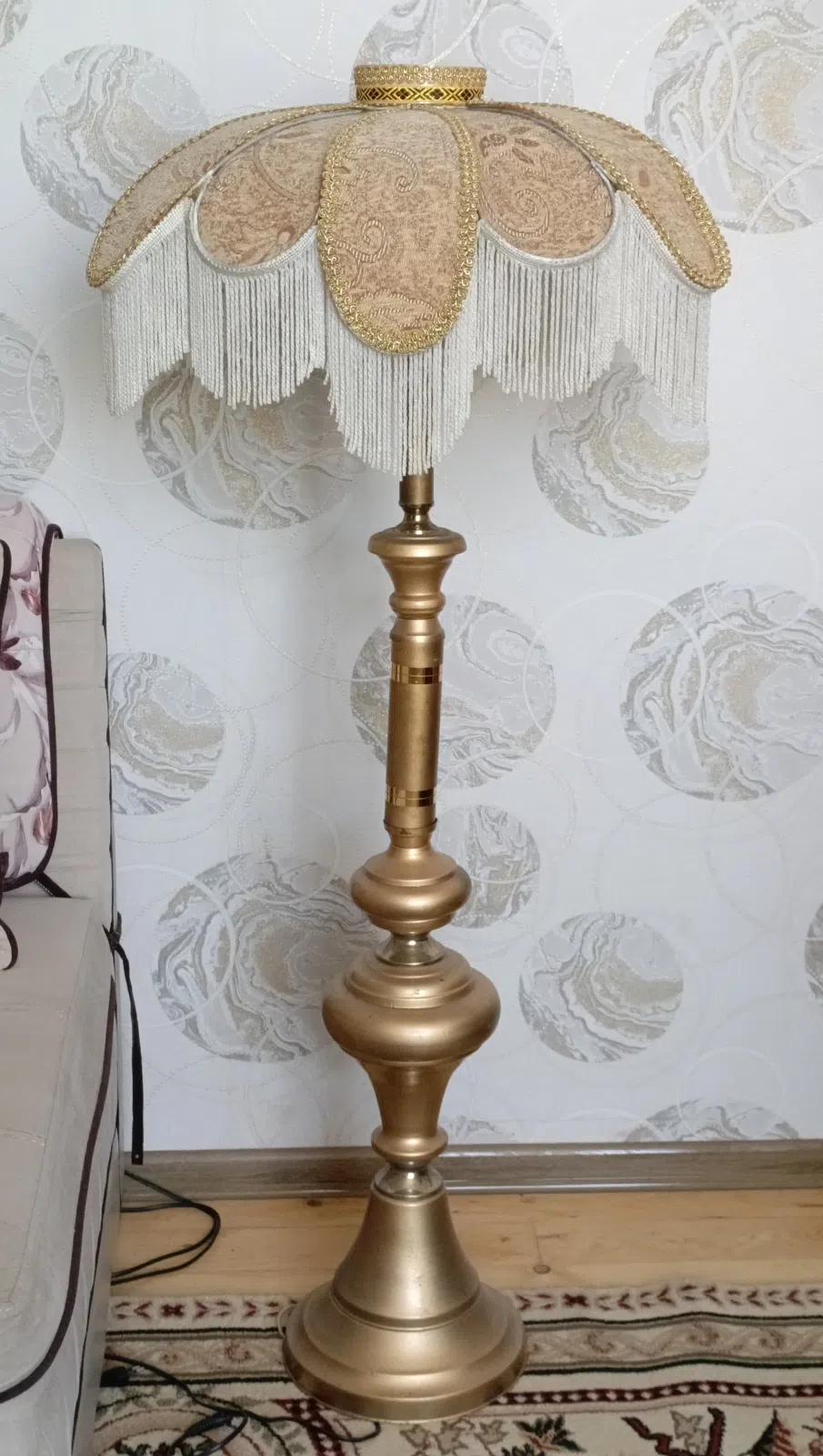 Ayaqlı lampa, Qızılı rəng