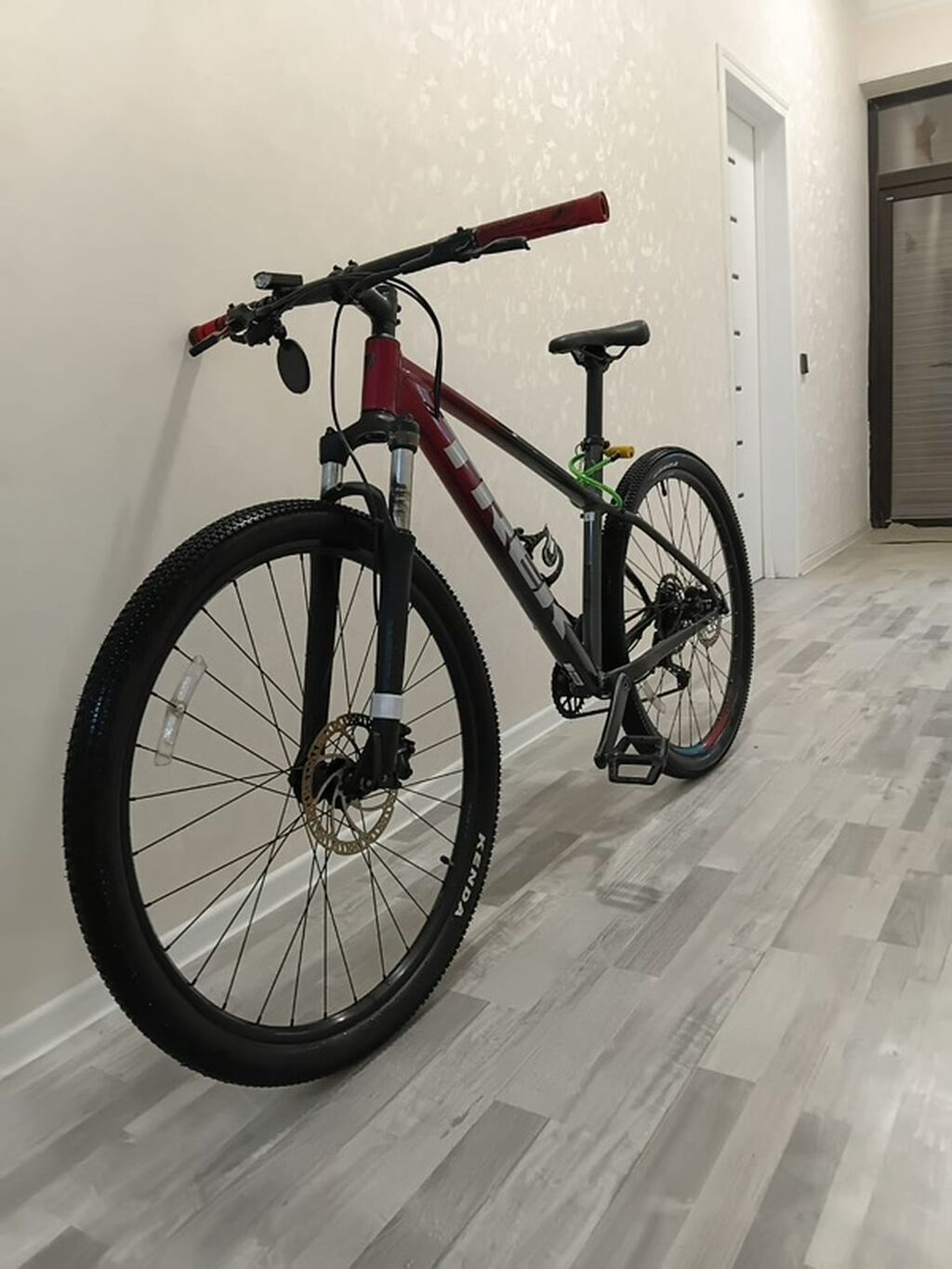 Trek Marlin 6 dağ velosipedi təcili satılır real alıcıynan danışmaqda — Dağ velosipedləri, Bakı (3)