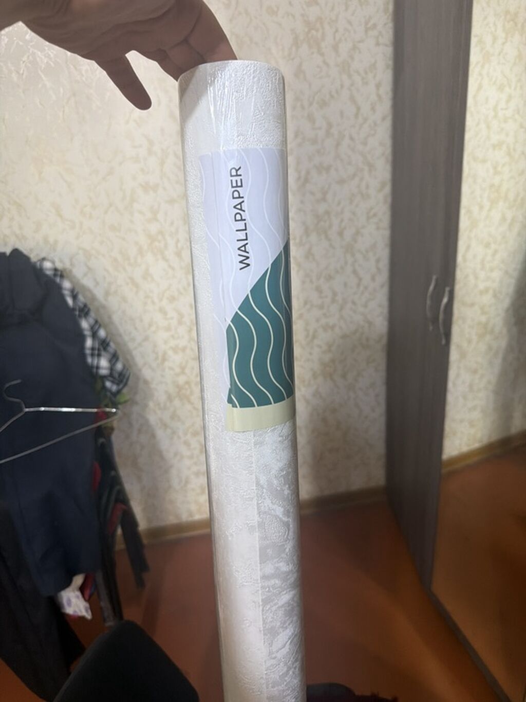 Ağ rəngli divar kağızı rulosu - Material: vinil əsaslı (etiketdə