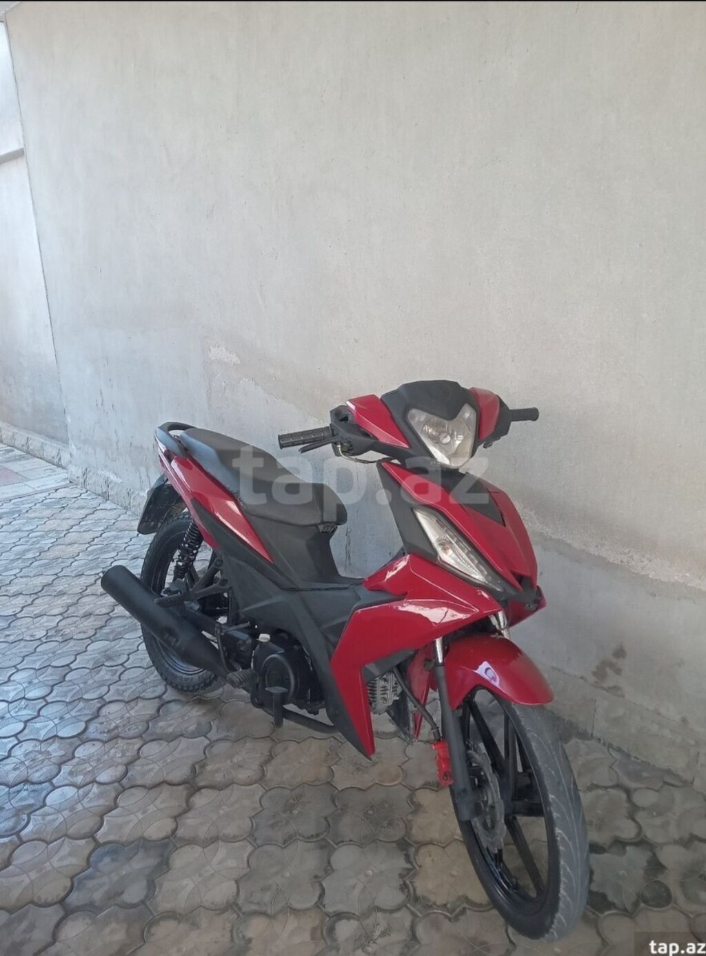 Qırmızı rəngli şəhər tipli skuter/moped - Agressiv dizaynlı — Avto, Xaçmaz