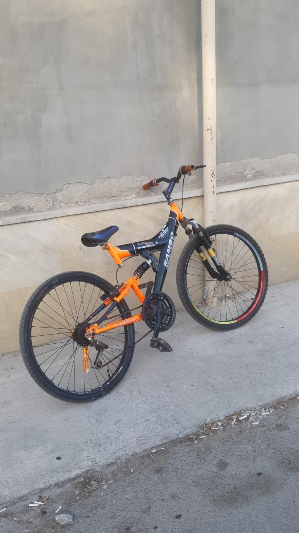 Rambo dağ velosipedi — ikili amortizatorlu, qara-narıncı