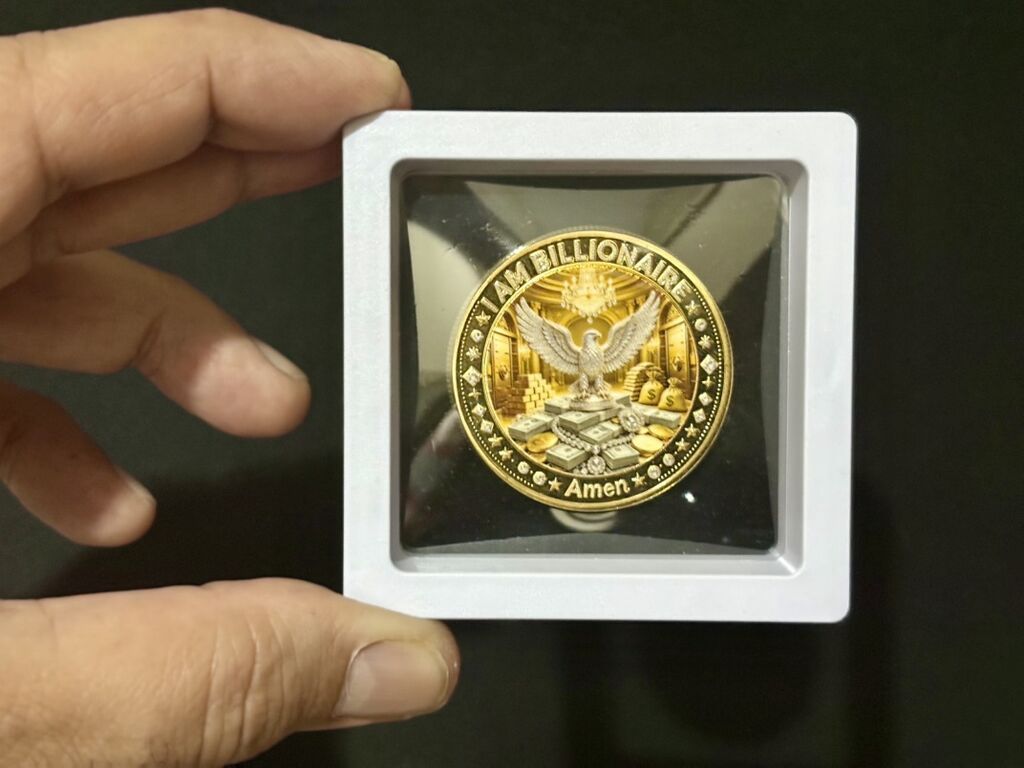 Dekorativ kolleksiya sikkəsi – “I AM BILLIONAIRE / 888 ∞” - Material — Sikkələr, Masazır