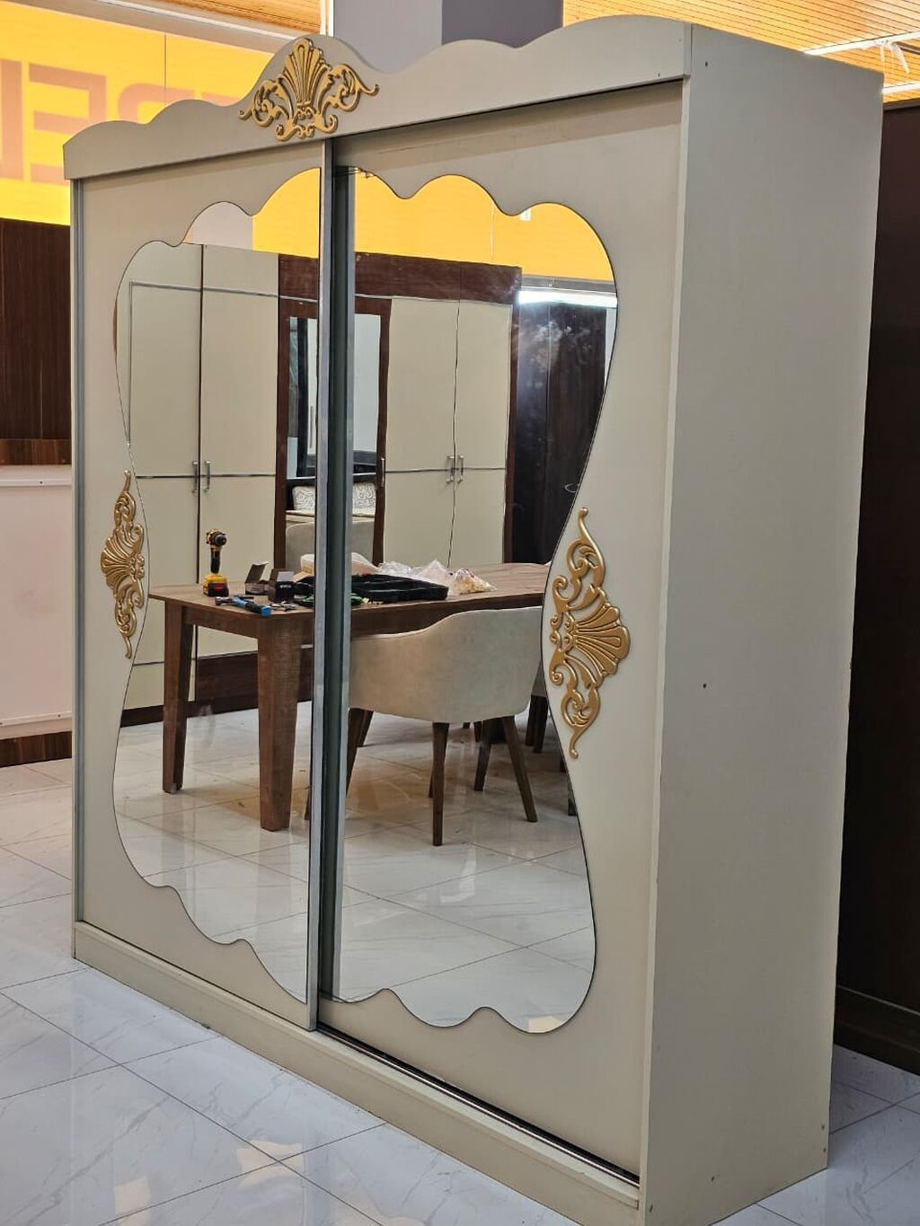 Klassik dizaynlı sürgülü qapılı dolab