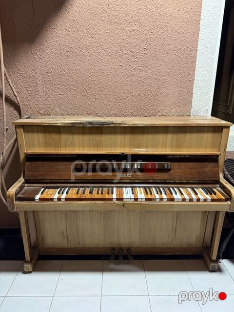 Upright piano – Romlöt markalı (etiketdə “ROMLÖT” yazısı görünür)