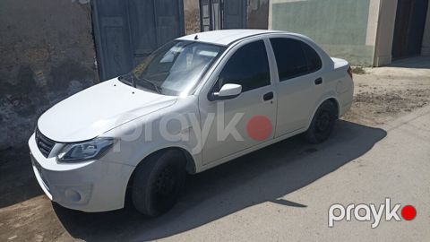 Ağ rəngli sedan avtomobil Xüsusiyyətlər: - 4 qapılı, kompakt sedan — Bakı