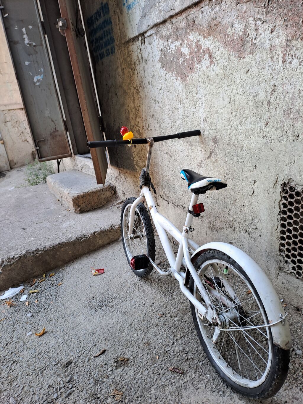 Ag rengdedi 20likdi usaq ucunndur usdunde gorduyunuz her sey verilir