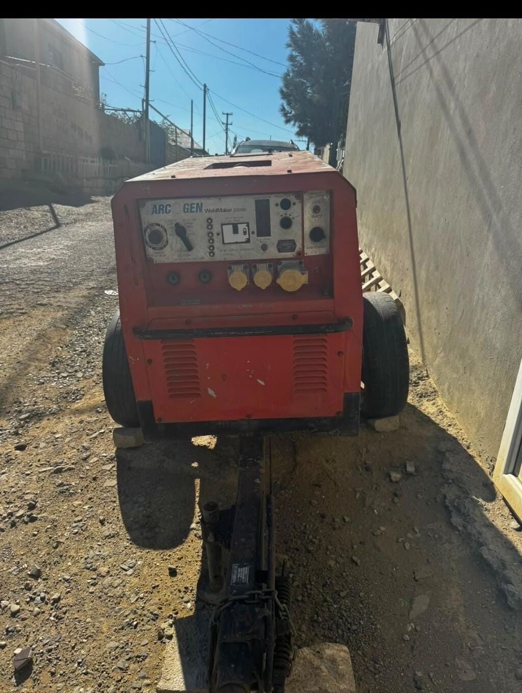 Generator satılır – 3400 manat. Şəkildə qoşqu üzərində yerləşən ARC
