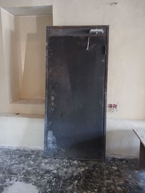 Metal qapı super veziyyetde - Material: qalın poladdan hazırlanmış