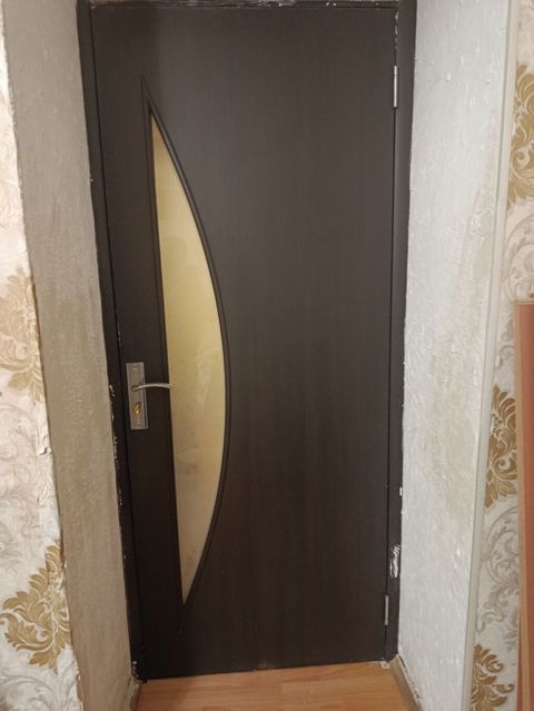 Daxili qapı – tünd qəhvəyi rəngdə, şüşəli dizayn
