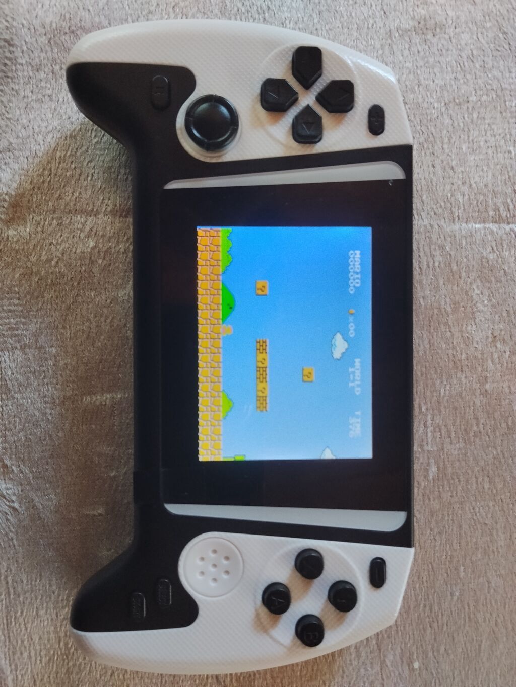 Portativ retro oyun konsolu - Korpus: ağ-qara, ergonomik “gamepad”