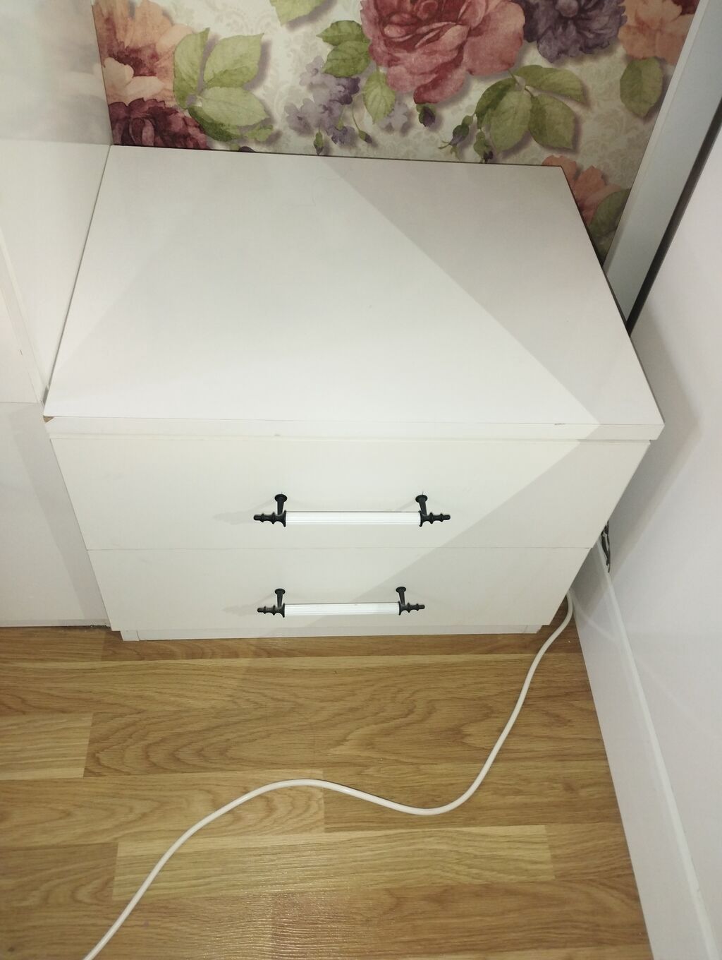Ağ rəngli iki çekmecəli tumbə - Minimalist dizayn, hamar üst səth – — Mebel, Masazır