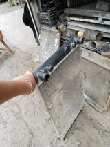 Avtomobil üçün radiator. Metal korpuslu, üst hissəsi plastik boğazlı — Система охлаждения
