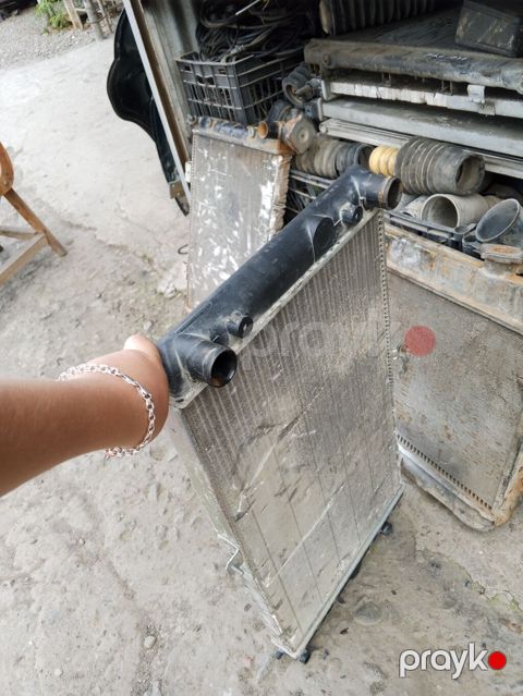 Avtomobil üçün radiator. Metal korpuslu, üst hissəsi plastik boğazlı — Gəncə