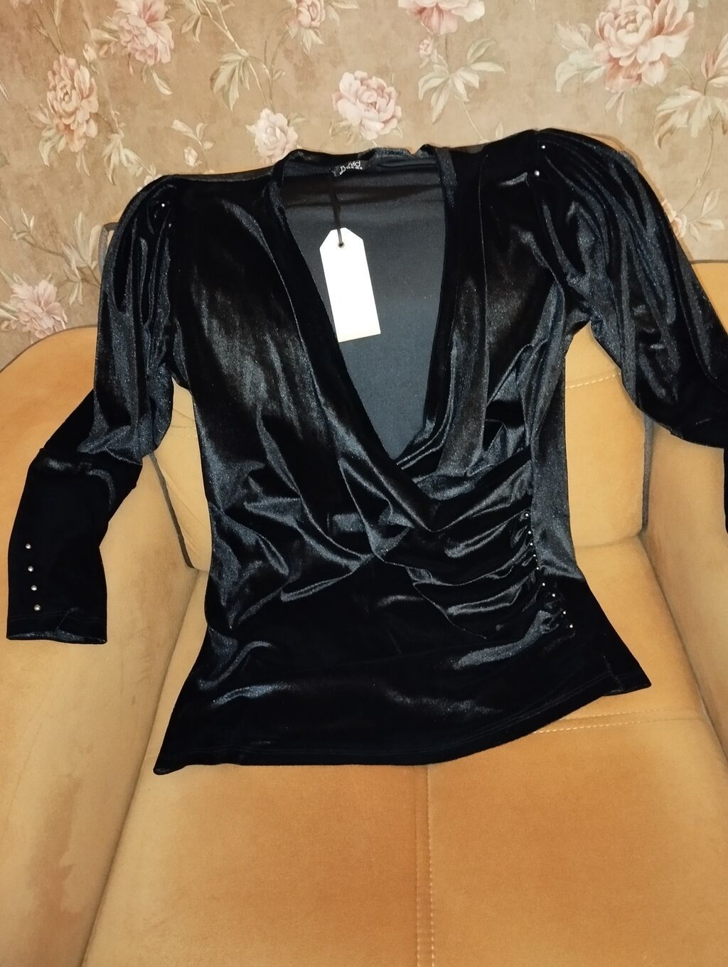 Qara rəngli, parıltılı məxməri (velvet) bluz. - Dərin V-yaxa