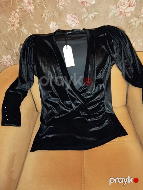 Qara rəngli, parıltılı məxməri (velvet) bluz. - Dərin V-yaxa
