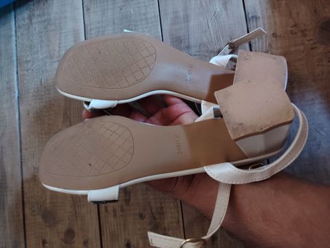 Qadın sandaleti – açıq krem rəngdə, kvadrat burunlu modellə. -