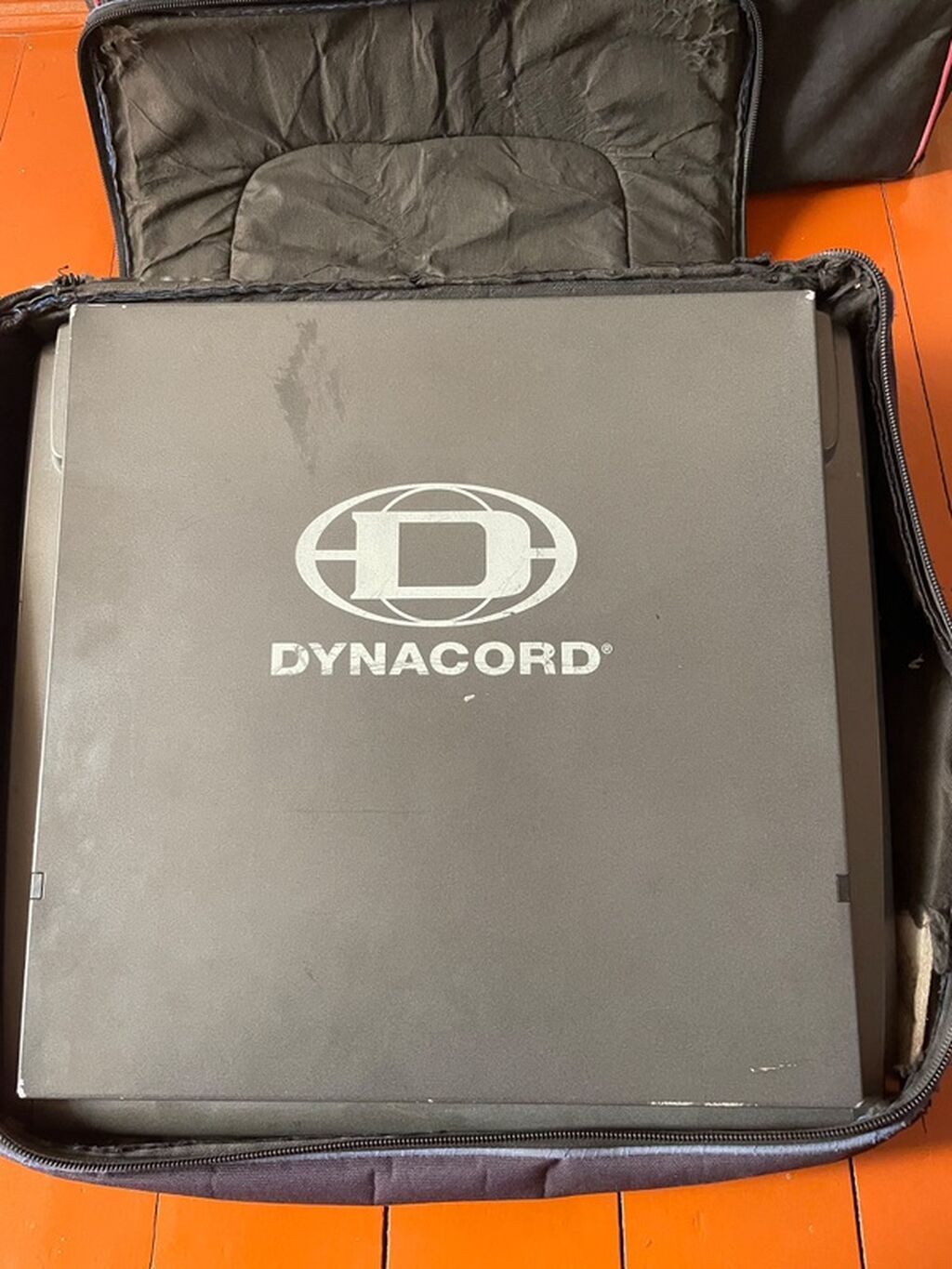 Dynacord PowerMate 1000 – gücləndiricili mikser Xüsusiyyətlər: - 10