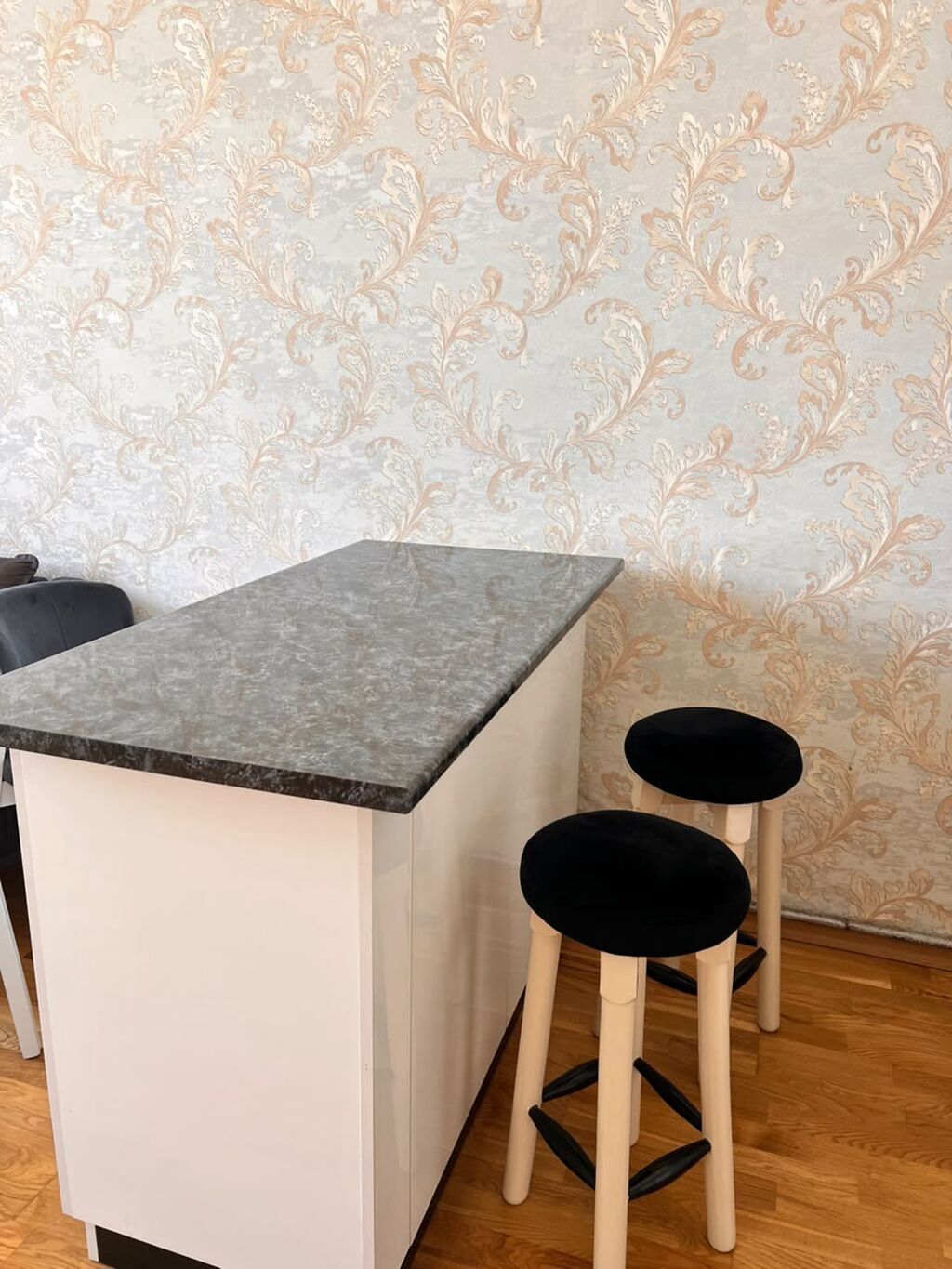 Bar stolu və ya şkaf, yanında 2 bar stolu ilə. Ölçüləri: 130 × 65 × 90 — Mebel, Xırdalan (3)