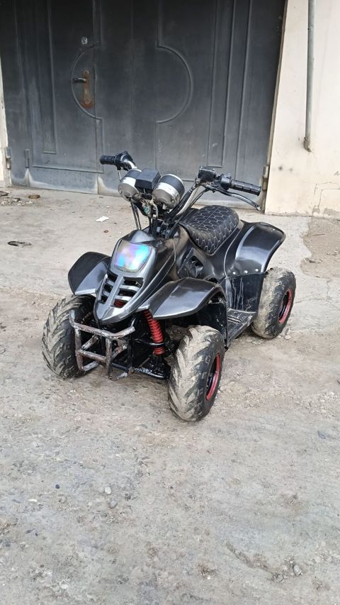 Qara rəngli mini ATV kvadrosikl - Kompakt off-road dizaynı, qalın