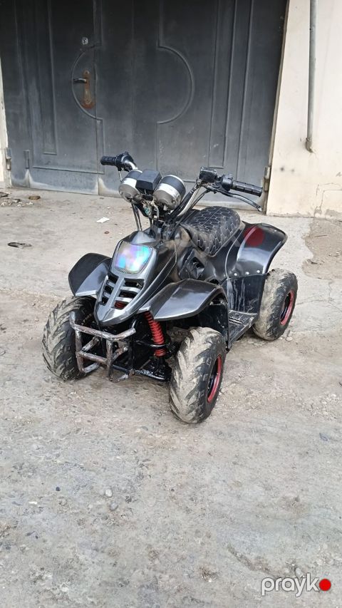 Qara rəngli mini ATV kvadrosikl — kompakt off-road dizaynı, qalın protektorlu təkərlər — Bakı