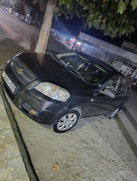 Chevrolet Aveo sedan – qara rəng, 4 qapı, AZ nömrə seriyası. - Gümüş
