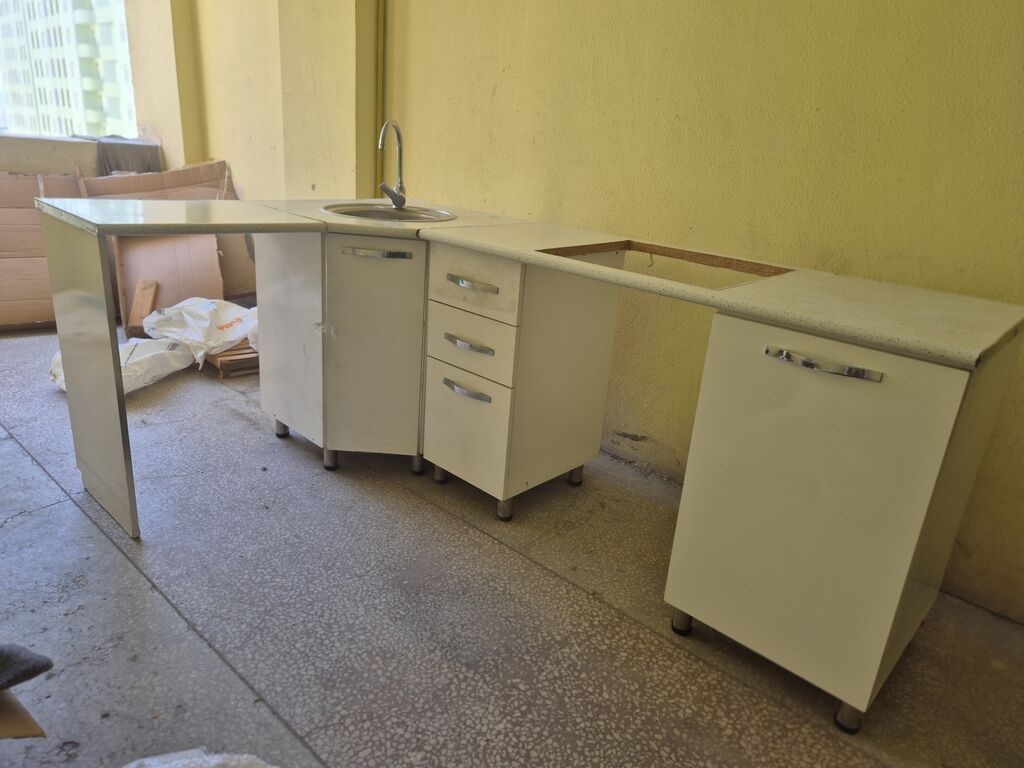 Mətbəx mebel dəsti – ağ rəngdə, kompakt düzülüş. Tərkibi: - Aşağı — Mebel, Masazır (4)