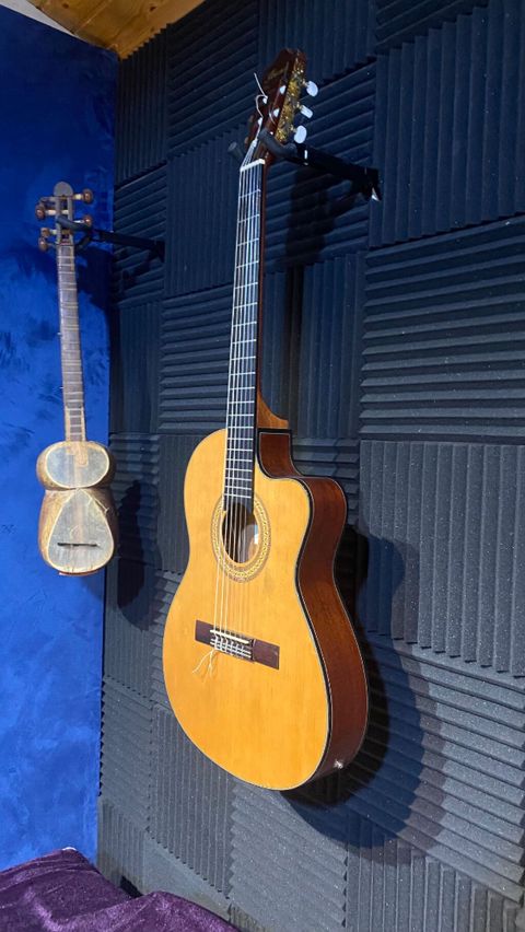 Elektro Klassik Gitar – kəsik korpus (cutaway) - Korpus: klassik