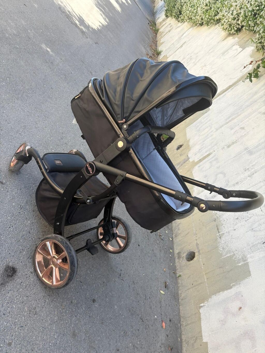 Uşaq arabası – tək oturacaqlı, tam qaplanan böyük günlüyə malik model