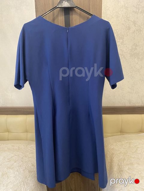 Mavi rəngli qadın donu - Model: V-yaxalı, ön hissədə asimmetrik