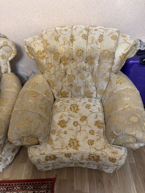 Klassik üslubda 3-hissəli mebel dəsti — divan və 2 kreslo