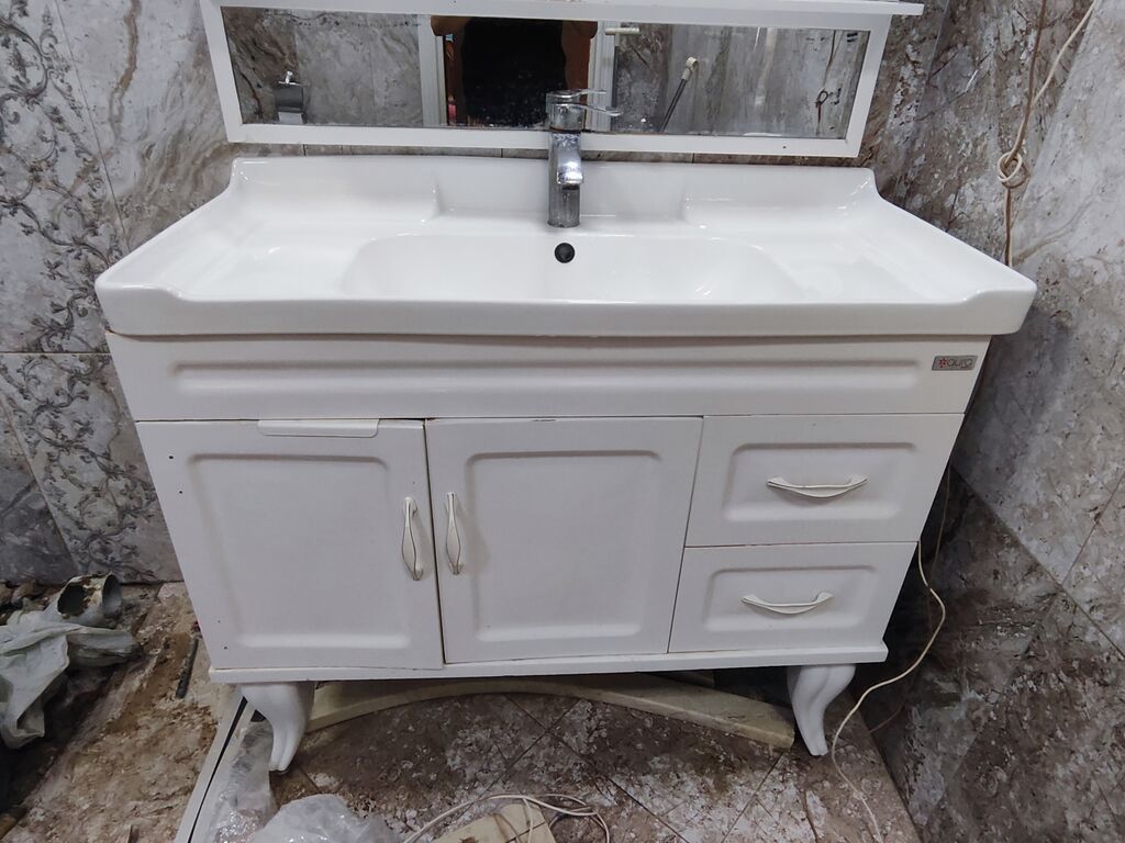Ağ rəngdə hamam mebeli dəsti – lavabo, şkaf və güzgü paneli ilə — Mallar, Saray (2)