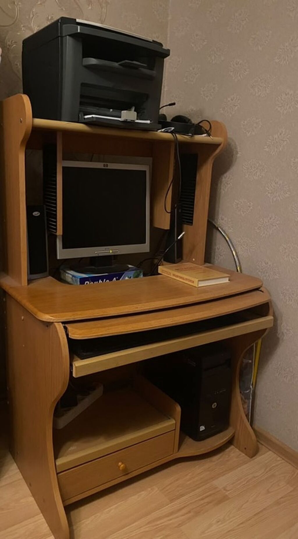 Künc kompüter masası, polikalarla, açıq sarı laminat