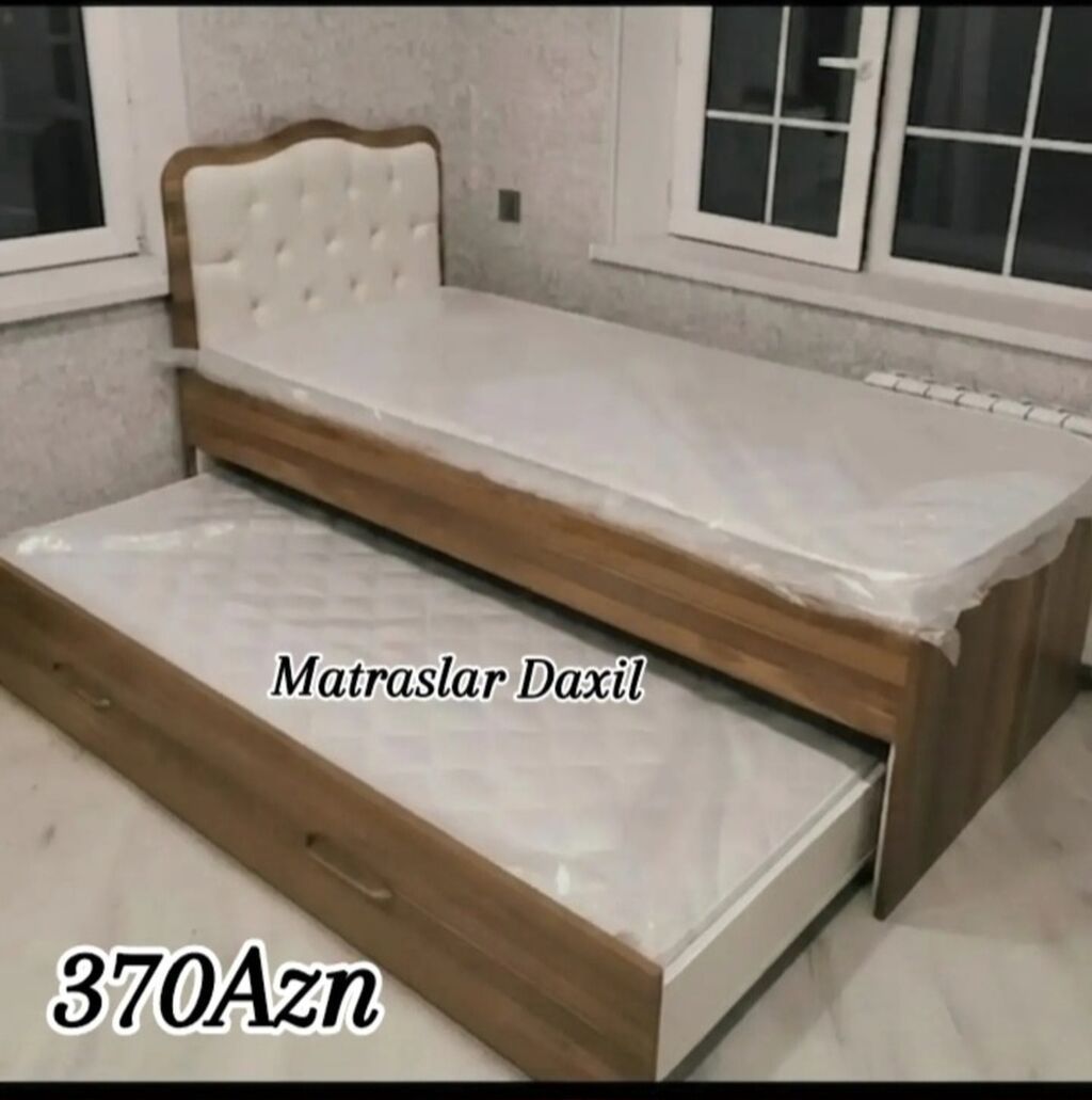 Çıxarılan alt çarpayılı tək nəfərlik çarpayı dəsti. - İki mərtəbəli