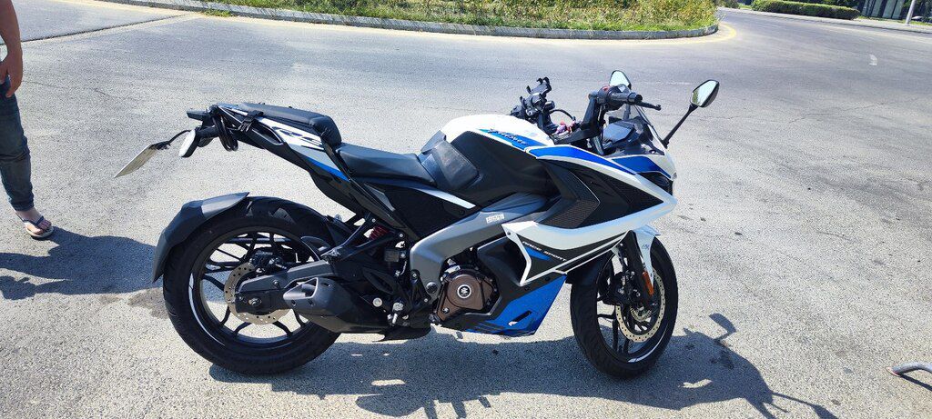 Bajaj Pulsar RS 200, 200 sm3, 2025 il, 9 000 km — Motosikletlər, Bakı (2)