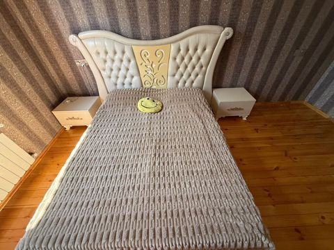 Yataq otağı dəsti Tərkibi: - Çarpayı: geniş ölçülü, qabarıq düyməli