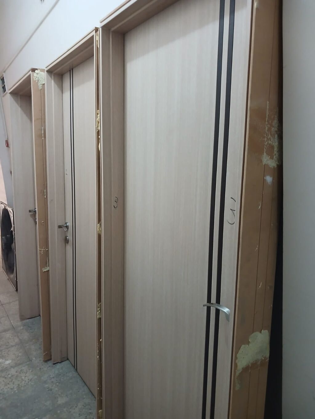 İçəri qapı — 210×90 sm, 3 ədəd (açıq rəng, qara zolaq)