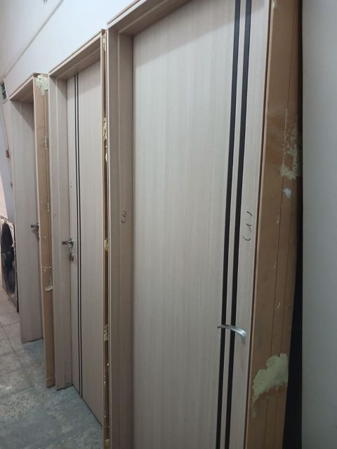İçəri qapı — 210×90 sm, 3 ədəd (açıq rəng, qara zolaq)
